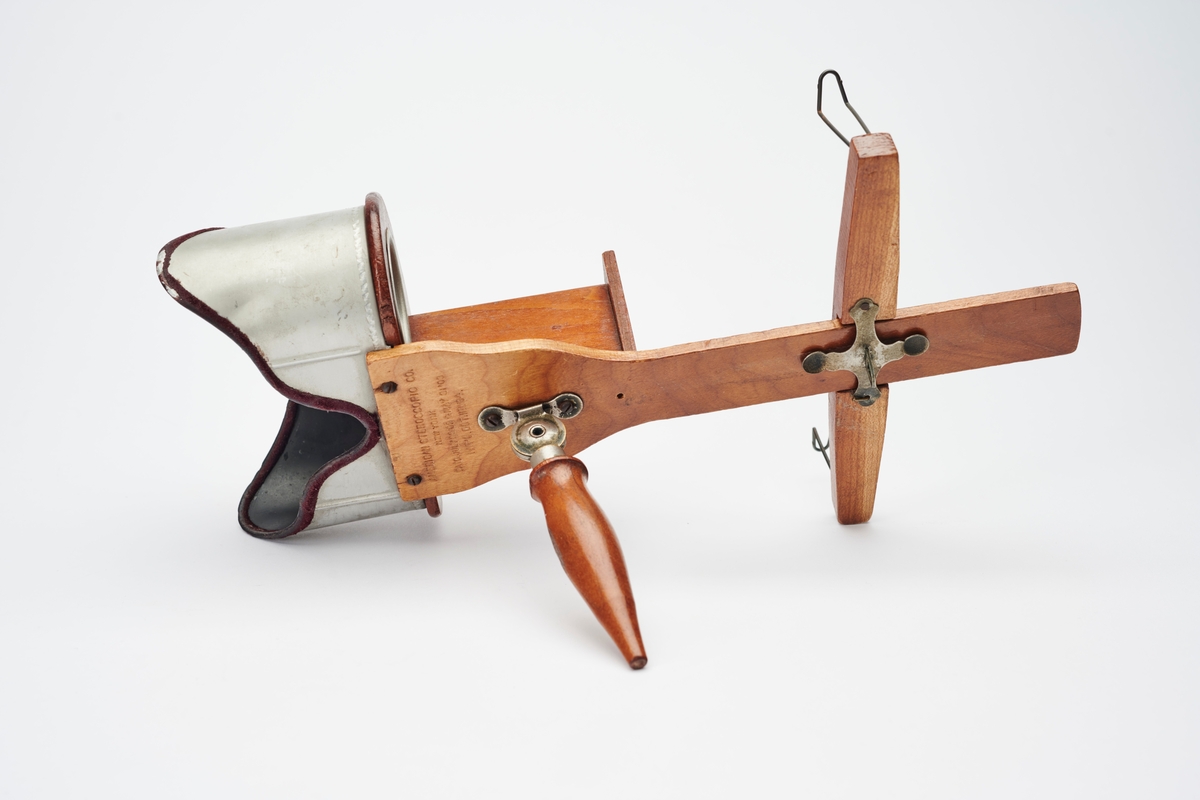 The Mercury Stereoscope er en håndholdt stereobetrakter produsert av American Stereoscopic Co. 
Denne typen betrakter ble designet av Dr. Oliver Wendell Holmes i 1868 etter at han hadde sett et behov for et lettere og rimeligere alternativ enn Brewster-type stereoskopet. Holmes-type ble solgt i butikken til fotograf Joseph L. Bates, som senere arbeidet med Holmes for å forbedre designet. Holmes patenterte ikke sitt design, men stereobetraktere som dette er kjent som Holmes-Bates eller Holmes-Bates Scope. 
Stereokameraene ga en svært populær form for bilder på slutten av 1800-tallet. Stereofotografi var med på å forme fotoindustrien. Folk ønsket å se mer av verden, og stereofotografiet gjorde det mulig å forestille seg at man var til stede i motivet, grunnet en optisk effekt som utnytter dybdesynet vårt. 
Et stereokamera har to objektiver med en avstand på litt over seks centimeter, omtrent samme avstand vi har mellom pupillene. En eksponering gir dermed to bilder av samme motiv. Når dette paret med fotografier blir montert, f.eks. på en papplate, og sett på gjennom en stereobetrakter, fremstår motivet som tredimensjonalt.