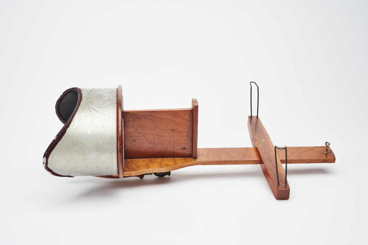 The Mercury Stereoscope er en håndholdt stereobetrakter produsert av American Stereoscopic Co. 
Denne typen betrakter ble designet av Dr. Oliver Wendell Holmes i 1868 etter at han hadde sett et behov for et lettere og rimeligere alternativ enn Brewster-type stereoskopet. Holmes-type ble solgt i butikken til fotograf Joseph L. Bates, som senere arbeidet med Holmes for å forbedre designet. Holmes patenterte ikke sitt design, men stereobetraktere som dette er kjent som Holmes-Bates eller Holmes-Bates Scope. 
Stereokameraene ga en svært populær form for bilder på slutten av 1800-tallet. Stereofotografi var med på å forme fotoindustrien. Folk ønsket å se mer av verden, og stereofotografiet gjorde det mulig å forestille seg at man var til stede i motivet, grunnet en optisk effekt som utnytter dybdesynet vårt. 
Et stereokamera har to objektiver med en avstand på litt over seks centimeter, omtrent samme avstand vi har mellom pupillene. En eksponering gir dermed to bilder av samme motiv. Når dette paret med fotografier blir montert, f.eks. på en papplate, og sett på gjennom en stereobetrakter, fremstår motivet som tredimensjonalt.