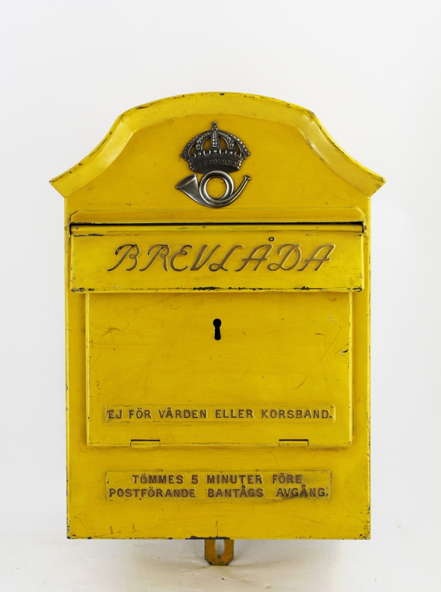 Brevlåda för placering vid järnväg. Brevlådan är av den typ som Ragnar Östberg ritade 1912 men som kom att bli allmänt förekommande först på 1920-talet.