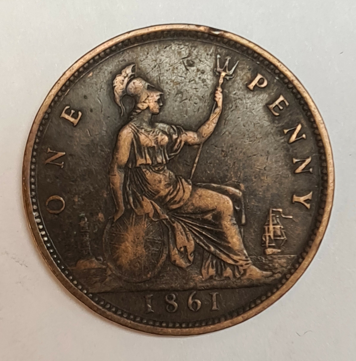 14 mynt från Storbritanien.
1 Penny, 1861
1 Penny, 1875
1 Penny, 1862
1 Penny, 1863
1 Penny, 1862
1 Penny, 1865
1 Penny, 1866
1 Penny, 1860
1 Penny, 1863
1 Penny, 1862
1 Penny, 1865
1 Penny, 1885
1 Penny, 1861
1 Penny, 1861