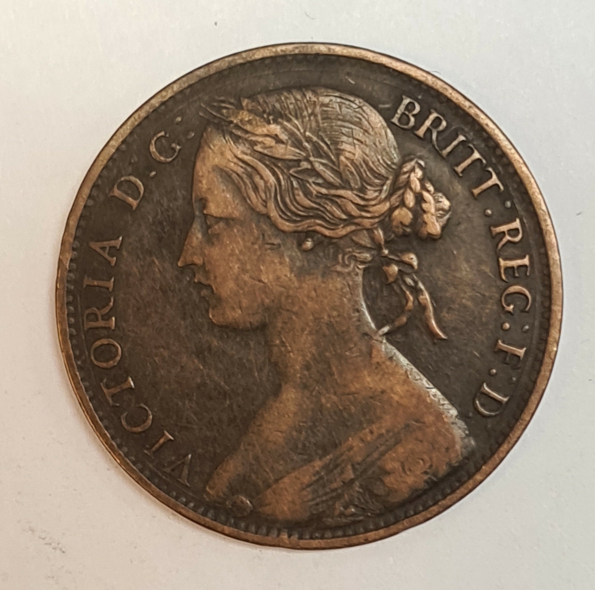 14 mynt från Storbritanien.
1 Penny, 1861
1 Penny, 1875
1 Penny, 1862
1 Penny, 1863
1 Penny, 1862
1 Penny, 1865
1 Penny, 1866
1 Penny, 1860
1 Penny, 1863
1 Penny, 1862
1 Penny, 1865
1 Penny, 1885
1 Penny, 1861
1 Penny, 1861