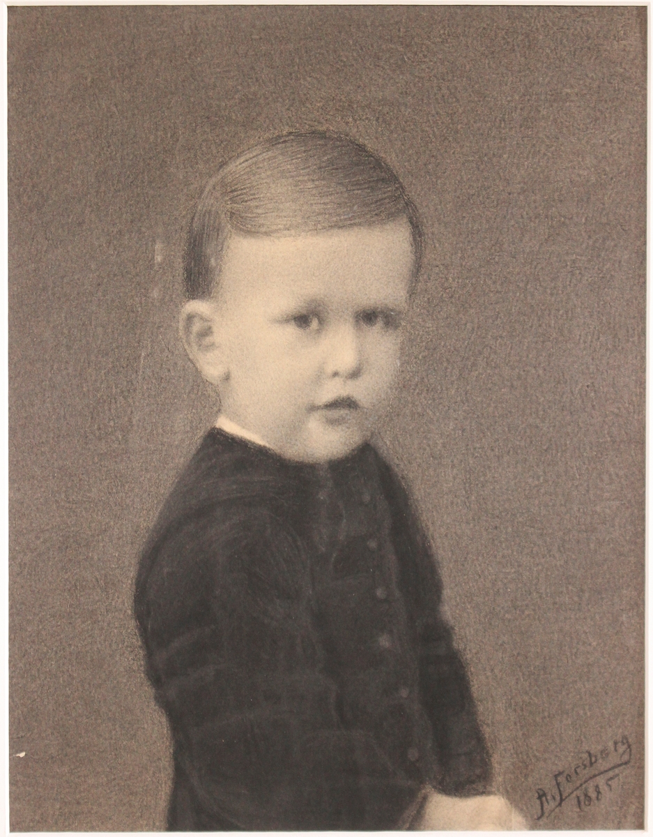 Gossporträtt, svartkrita, halvbild, halvprofil åt höger, gossen klädd i svart jacka, ovan synes vit halslinning, ansiktet runt, håret slätt kammat.