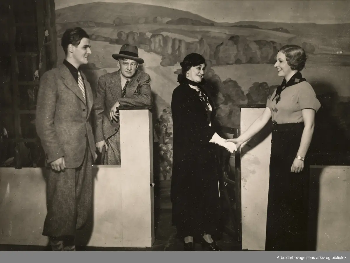 Jon Lennart Mjøen, Ola Isene, Erna Schøyen og Synnøve Gleditsch i "Mrs. Warrens forretning" på Søilen Teater, 1937.