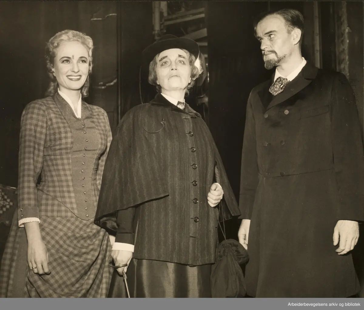 Bab Christensen, Tore Segelcke og Pelle Christensen i Gunnar Heibergs drama "Tante Ulrikke" på Nationaltheatret i 1957.