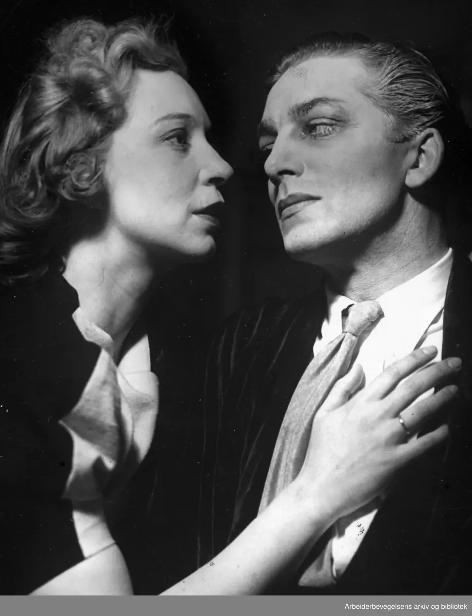 Wenche Foss, Georg Løkkeberg og Oscar Egede-Nissen i stykket "Kommer du, Elsa..?" på Centralteatret, 1943.