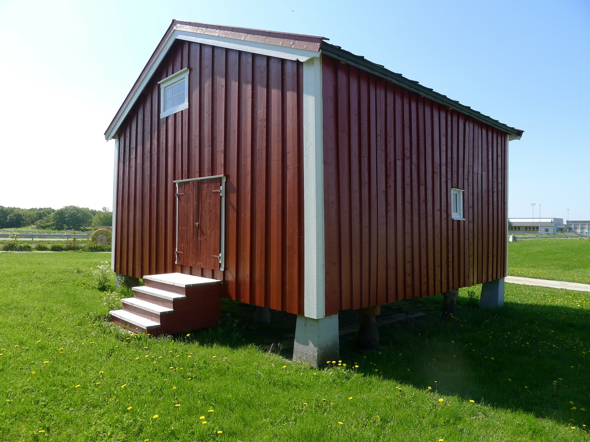 Stabburet antas å være fra 1745. Det står på det gamle prestegårdstunet på Herøy, og er en del av bygdesamlinga. Det er tømret i 1 1/2 etasje, panelt og rødmalt med hvite lister.
