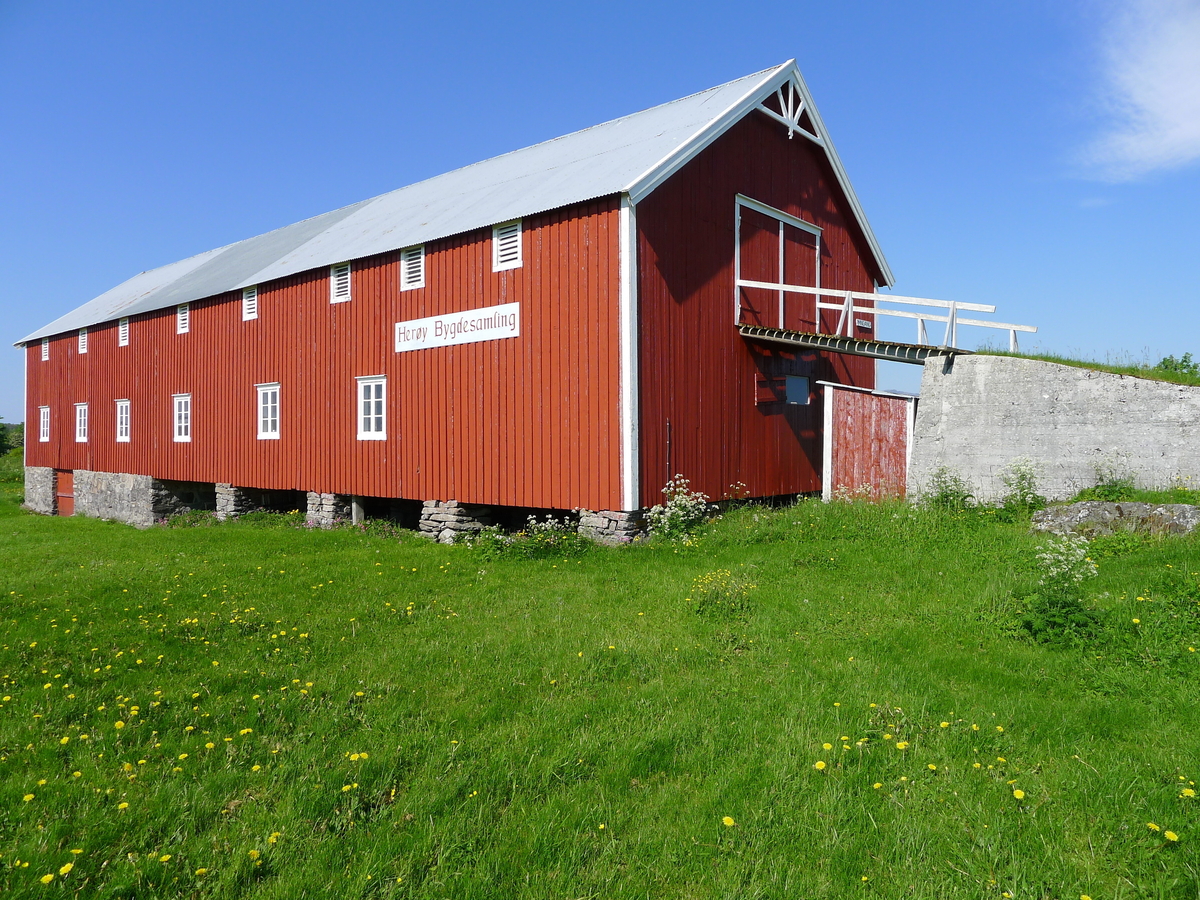 Fjøsen ble oppført ca.1894, og var regnet som svært moderne i sin tid. Under fjøsens nordende ligger fraukjelleren. I 1. etasje sto dyrene. I 2. etasje var det høystål og over dette går igjen kjørebanen. Gårdsdrifta opphørte ca. 1958. 