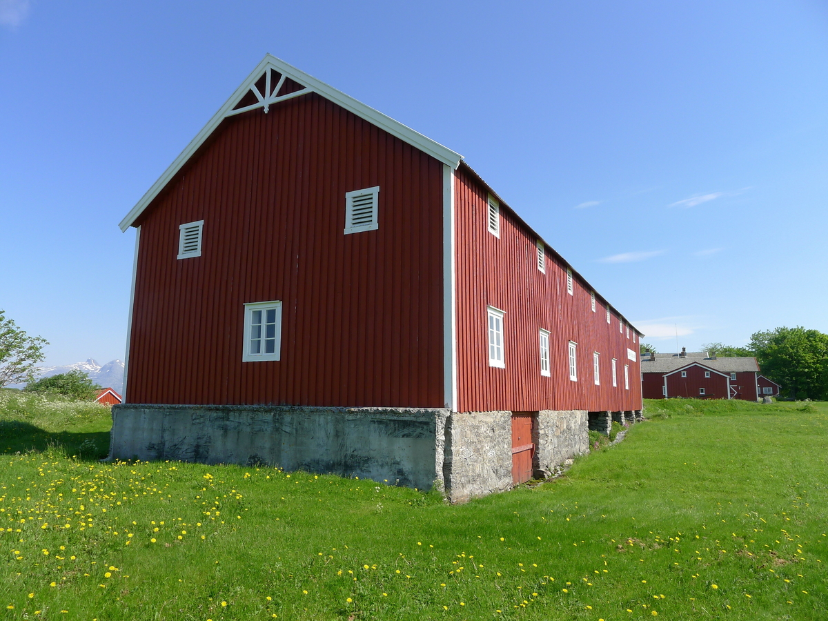 Fjøsen ble oppført ca.1894, og var regnet som svært moderne i sin tid. Under fjøsens nordende ligger fraukjelleren. I 1. etasje sto dyrene. I 2. etasje var det høystål og over dette går igjen kjørebanen. Gårdsdrifta opphørte ca. 1958. 