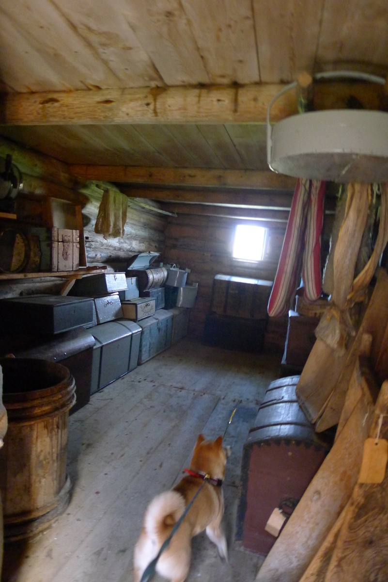 Stabburet antas å være fra 1745. Det står på det gamle prestegårdstunet på Herøy, og er en del av bygdesamlinga. Det er tømret i 1 1/2 etasje, panelt og rødmalt med hvite lister.