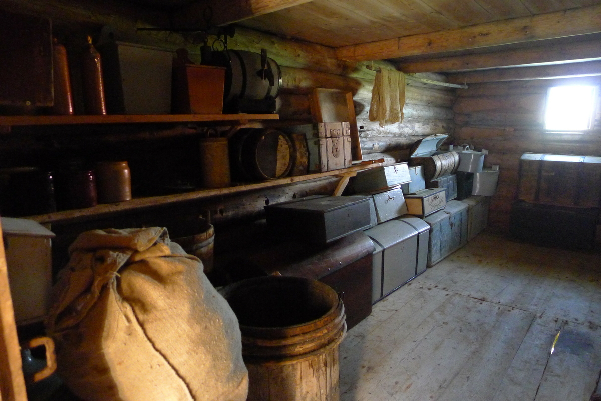 Stabburet antas å være fra 1745. Det står på det gamle prestegårdstunet på Herøy, og er en del av bygdesamlinga. Det er tømret i 1 1/2 etasje, panelt og rødmalt med hvite lister.