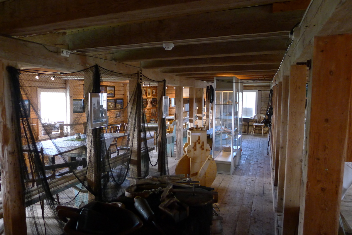 Fjøsen ble oppført ca.1894, og var regnet som svært moderne i sin tid. Under fjøsens nordende ligger fraukjelleren. I 1. etasje sto dyrene. I 2. etasje var det høystål og over dette går igjen kjørebanen. Gårdsdrifta opphørte ca. 1958. 