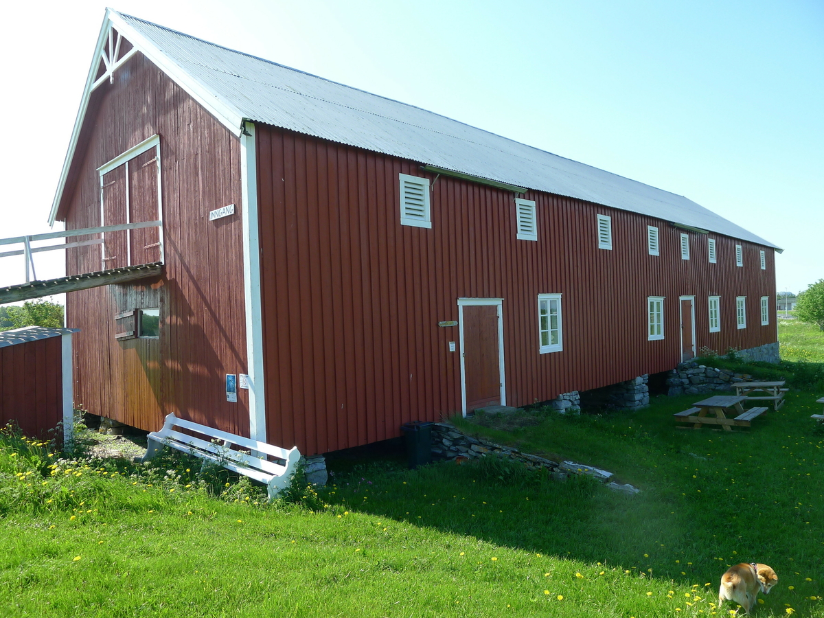 Fjøsen ble oppført ca.1894, og var regnet som svært moderne i sin tid. Under fjøsens nordende ligger fraukjelleren. I 1. etasje sto dyrene. I 2. etasje var det høystål og over dette går igjen kjørebanen. Gårdsdrifta opphørte ca. 1958. 