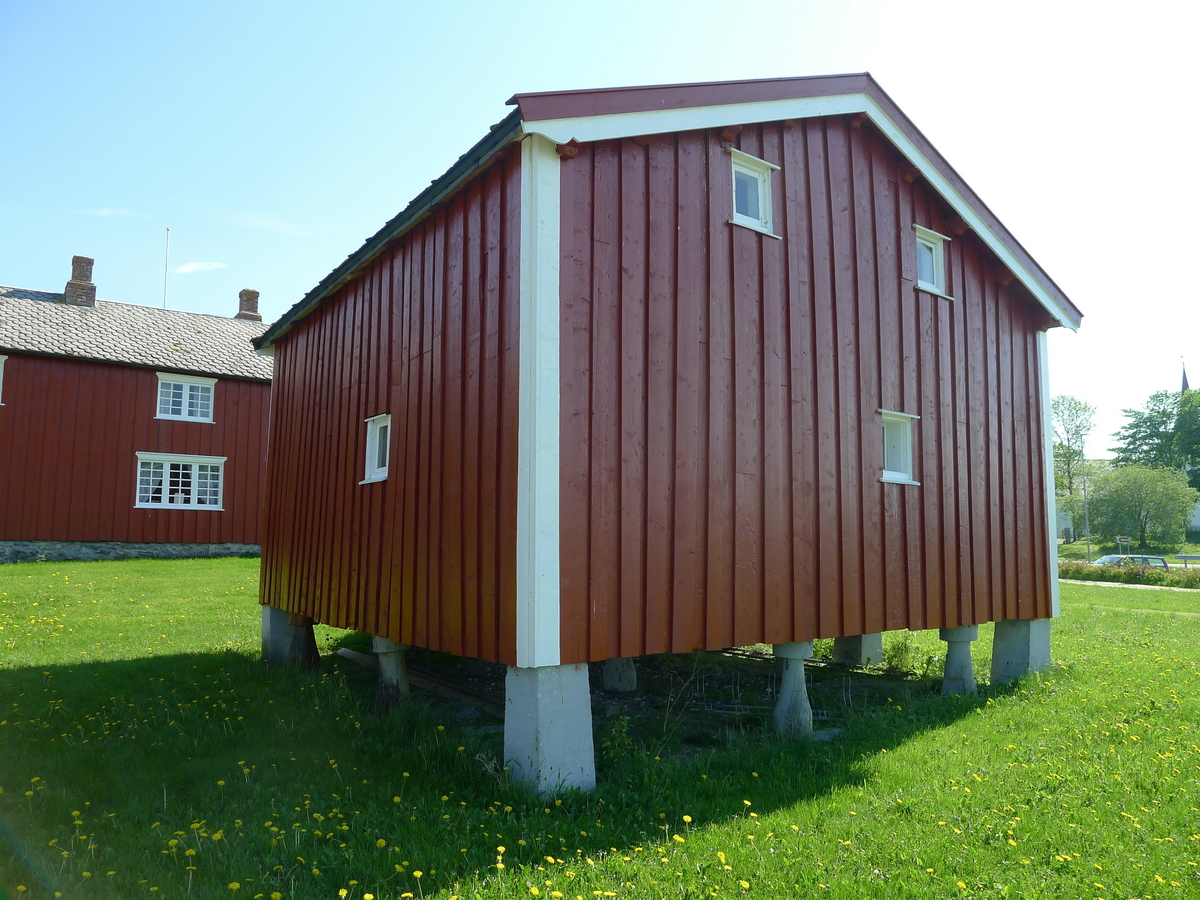Stabburet antas å være fra 1745. Det står på det gamle prestegårdstunet på Herøy, og er en del av bygdesamlinga. Det er tømret i 1 1/2 etasje, panelt og rødmalt med hvite lister.