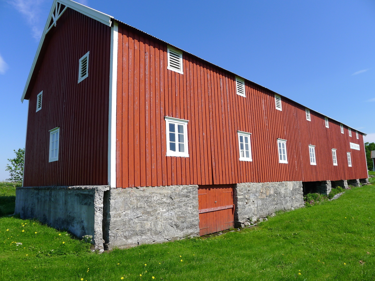 Fjøsen ble oppført ca.1894, og var regnet som svært moderne i sin tid. Under fjøsens nordende ligger fraukjelleren. I 1. etasje sto dyrene. I 2. etasje var det høystål og over dette går igjen kjørebanen. Gårdsdrifta opphørte ca. 1958. 