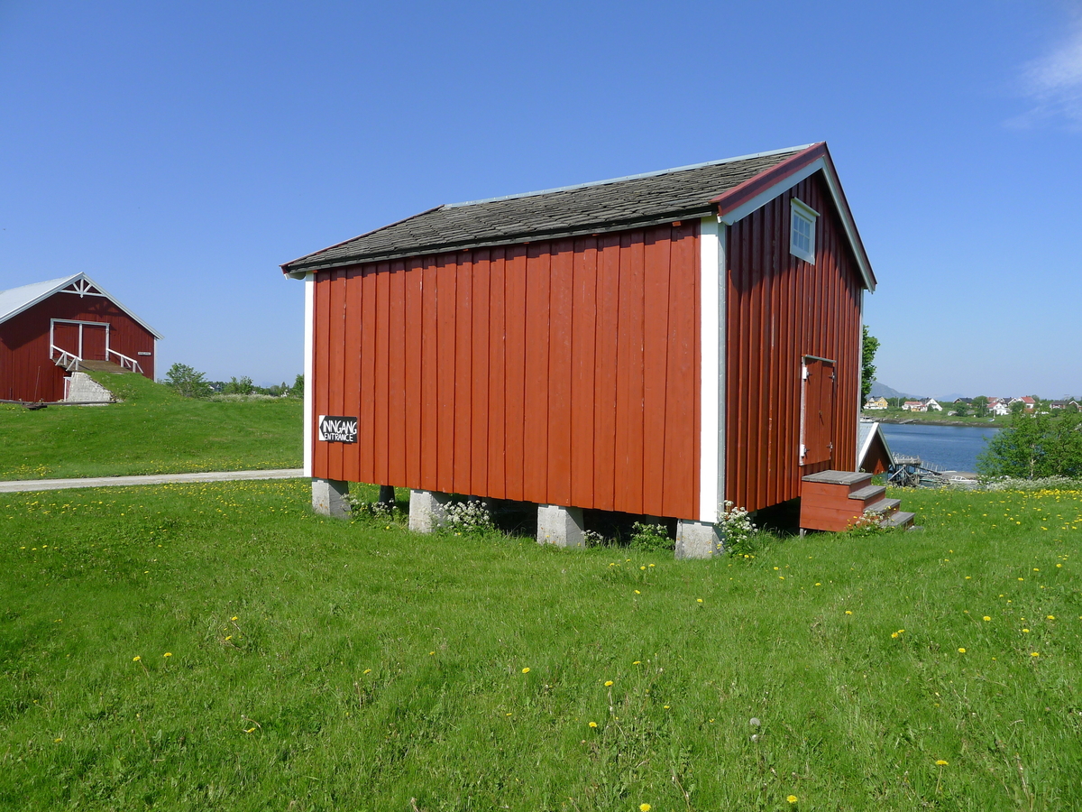 Stabburet antas å være fra 1745. Det står på det gamle prestegårdstunet på Herøy, og er en del av bygdesamlinga. Det er tømret i 1 1/2 etasje, panelt og rødmalt med hvite lister.