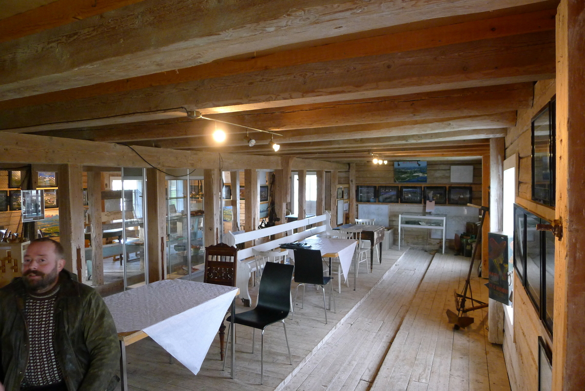 Fjøsen ble oppført ca.1894, og var regnet som svært moderne i sin tid. Under fjøsens nordende ligger fraukjelleren. I 1. etasje sto dyrene. I 2. etasje var det høystål og over dette går igjen kjørebanen. Gårdsdrifta opphørte ca. 1958. 