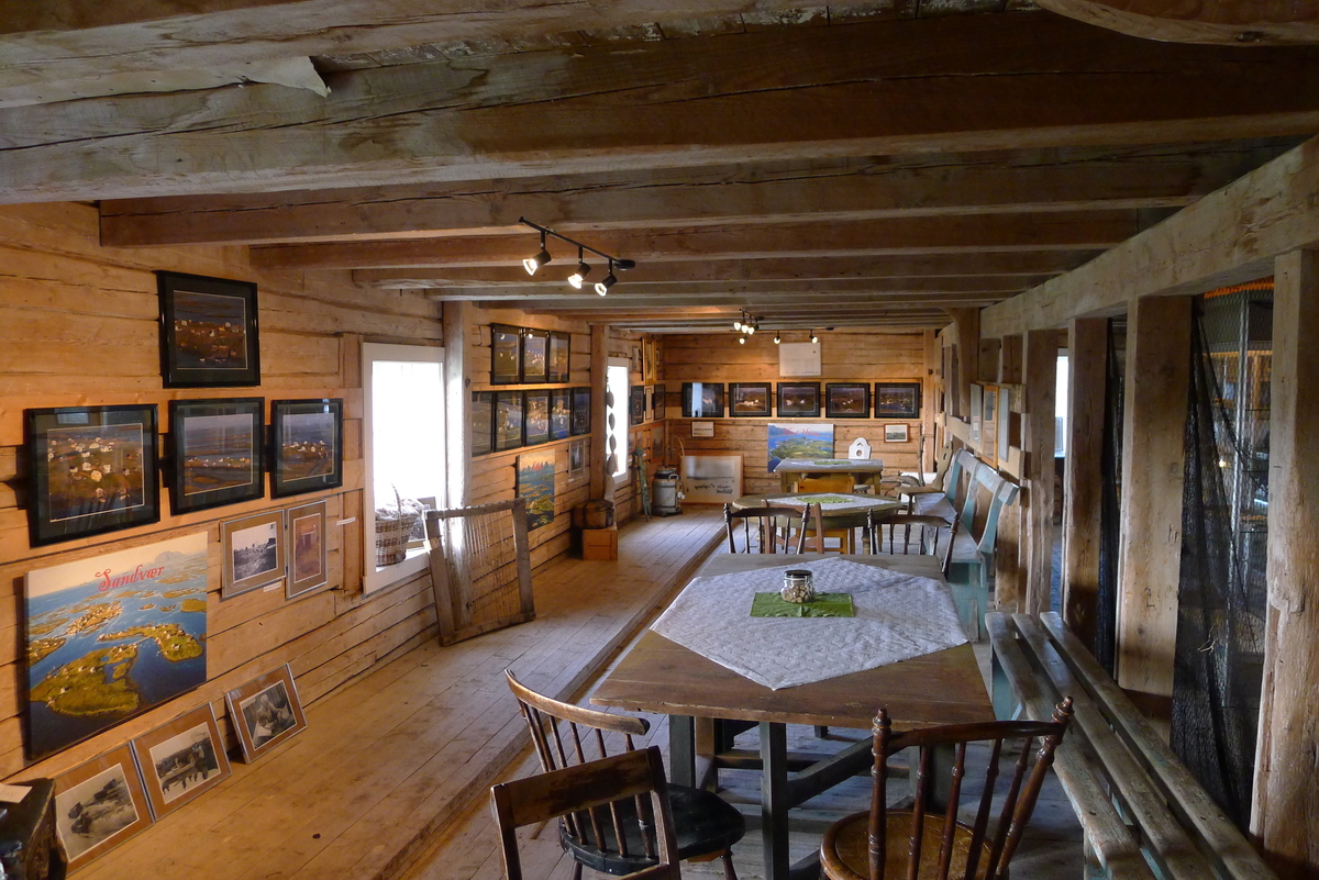 Fjøsen ble oppført ca.1894, og var regnet som svært moderne i sin tid. Under fjøsens nordende ligger fraukjelleren. I 1. etasje sto dyrene. I 2. etasje var det høystål og over dette går igjen kjørebanen. Gårdsdrifta opphørte ca. 1958. 