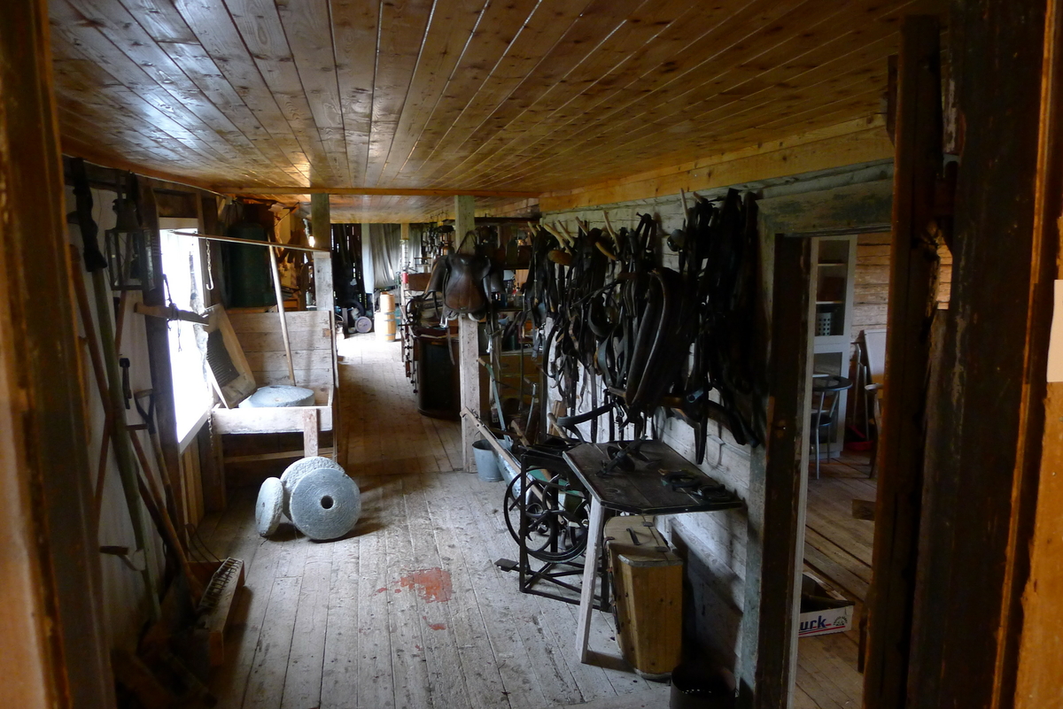 Fjøsen ble oppført ca.1894, og var regnet som svært moderne i sin tid. Under fjøsens nordende ligger fraukjelleren. I 1. etasje sto dyrene. I 2. etasje var det høystål og over dette går igjen kjørebanen. Gårdsdrifta opphørte ca. 1958. 