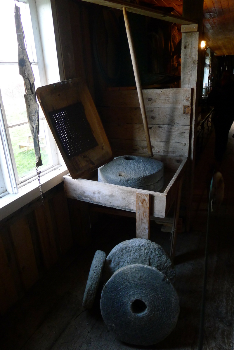 Fjøsen ble oppført ca.1894, og var regnet som svært moderne i sin tid. Under fjøsens nordende ligger fraukjelleren. I 1. etasje sto dyrene. I 2. etasje var det høystål og over dette går igjen kjørebanen. Gårdsdrifta opphørte ca. 1958. 