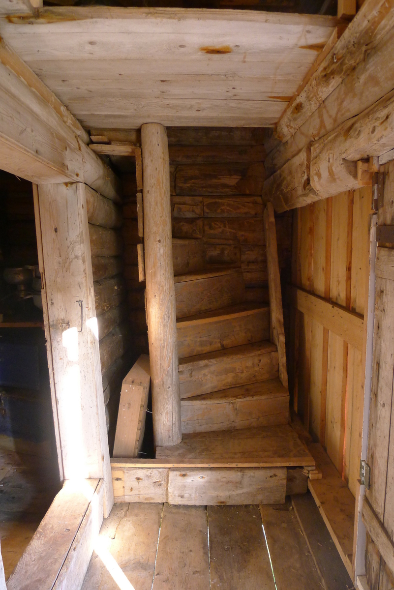 Stabburet antas å være fra 1745. Det står på det gamle prestegårdstunet på Herøy, og er en del av bygdesamlinga. Det er tømret i 1 1/2 etasje, panelt og rødmalt med hvite lister.
