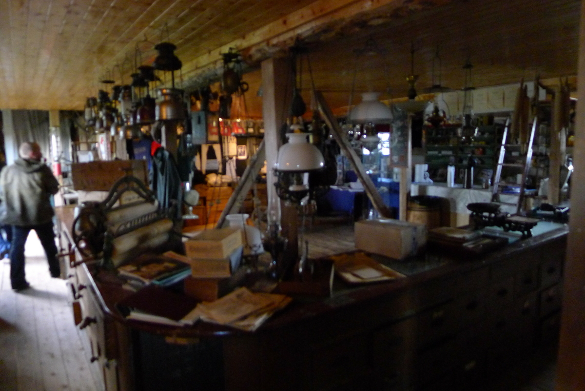Fjøsen ble oppført ca.1894, og var regnet som svært moderne i sin tid. Under fjøsens nordende ligger fraukjelleren. I 1. etasje sto dyrene. I 2. etasje var det høystål og over dette går igjen kjørebanen. Gårdsdrifta opphørte ca. 1958. 