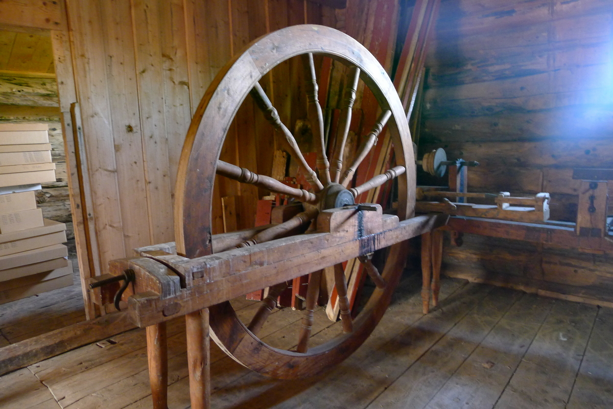 Stabburet antas å være fra 1745. Det står på det gamle prestegårdstunet på Herøy, og er en del av bygdesamlinga. Det er tømret i 1 1/2 etasje, panelt og rødmalt med hvite lister.