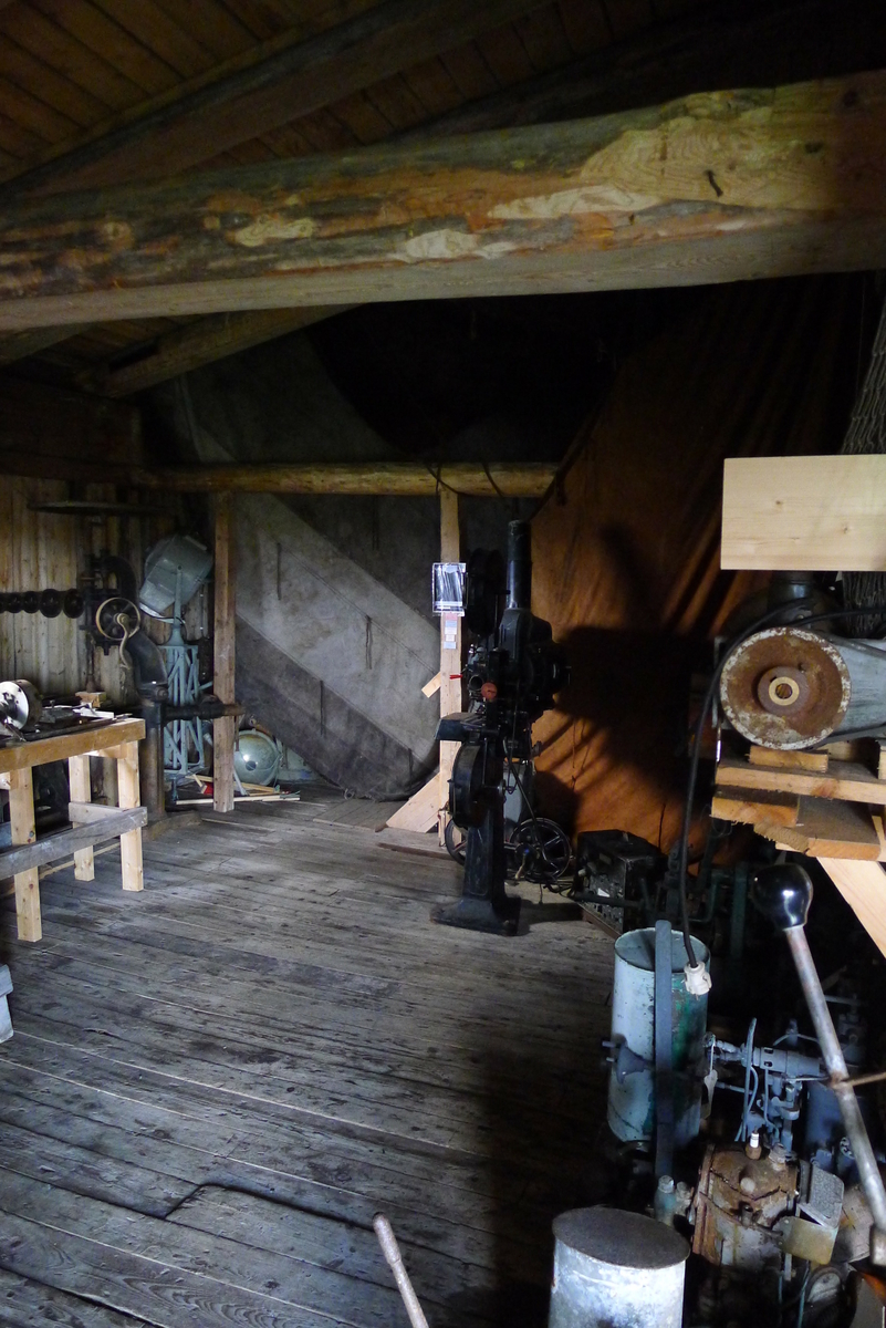 Fjøsen ble oppført ca.1894, og var regnet som svært moderne i sin tid. Under fjøsens nordende ligger fraukjelleren. I 1. etasje sto dyrene. I 2. etasje var det høystål og over dette går igjen kjørebanen. Gårdsdrifta opphørte ca. 1958. 