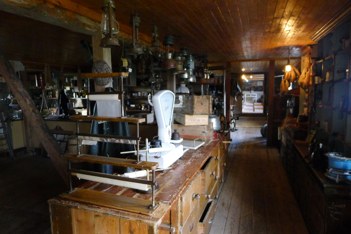 Fjøsen ble oppført ca.1894, og var regnet som svært moderne i sin tid. Under fjøsens nordende ligger fraukjelleren. I 1. etasje sto dyrene. I 2. etasje var det høystål og over dette går igjen kjørebanen. Gårdsdrifta opphørte ca. 1958. 
