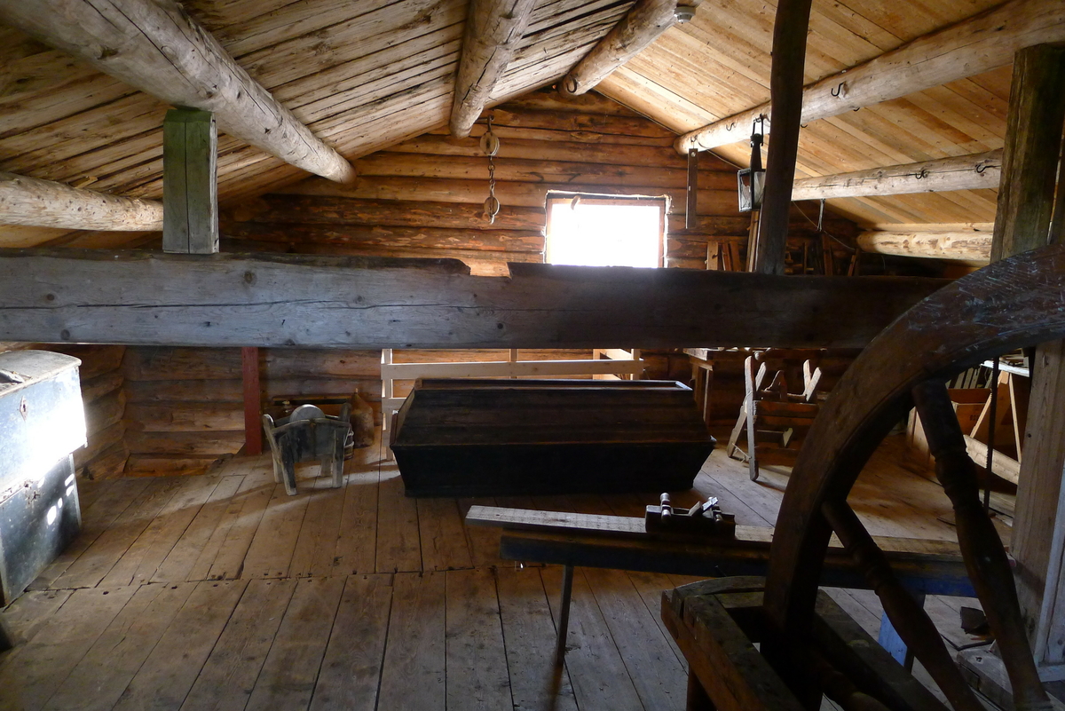 Stabburet antas å være fra 1745. Det står på det gamle prestegårdstunet på Herøy, og er en del av bygdesamlinga. Det er tømret i 1 1/2 etasje, panelt og rødmalt med hvite lister.