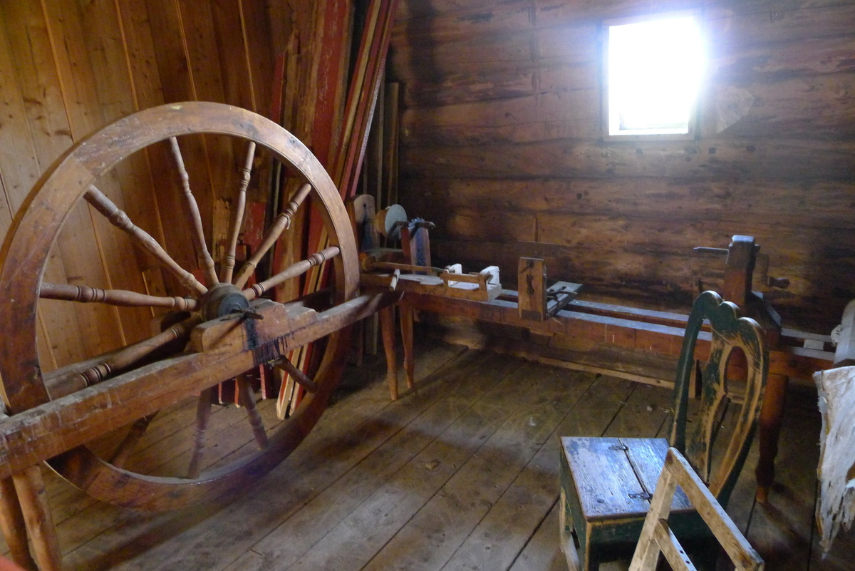 Stabburet antas å være fra 1745. Det står på det gamle prestegårdstunet på Herøy, og er en del av bygdesamlinga. Det er tømret i 1 1/2 etasje, panelt og rødmalt med hvite lister.