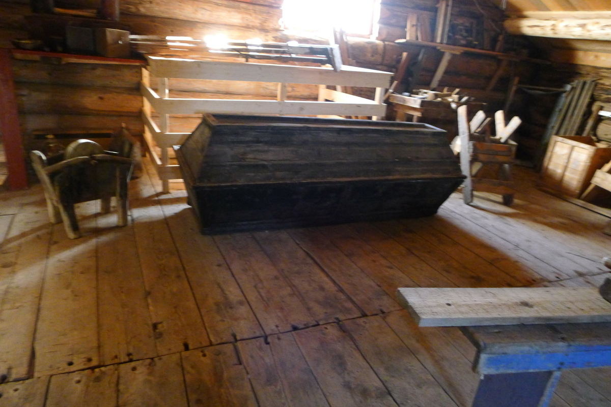 Stabburet antas å være fra 1745. Det står på det gamle prestegårdstunet på Herøy, og er en del av bygdesamlinga. Det er tømret i 1 1/2 etasje, panelt og rødmalt med hvite lister.