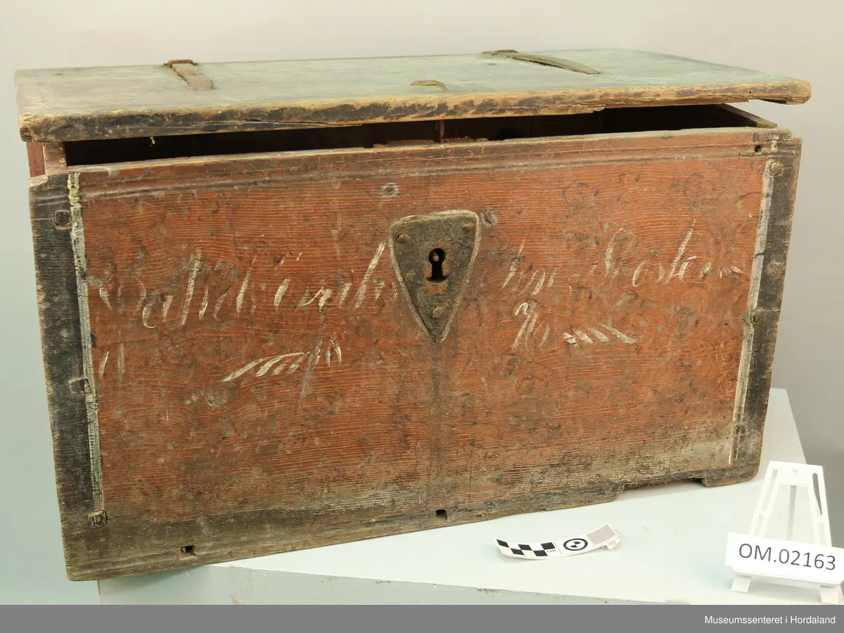 eit trekanta nøkkelholbeslag på front, to  %