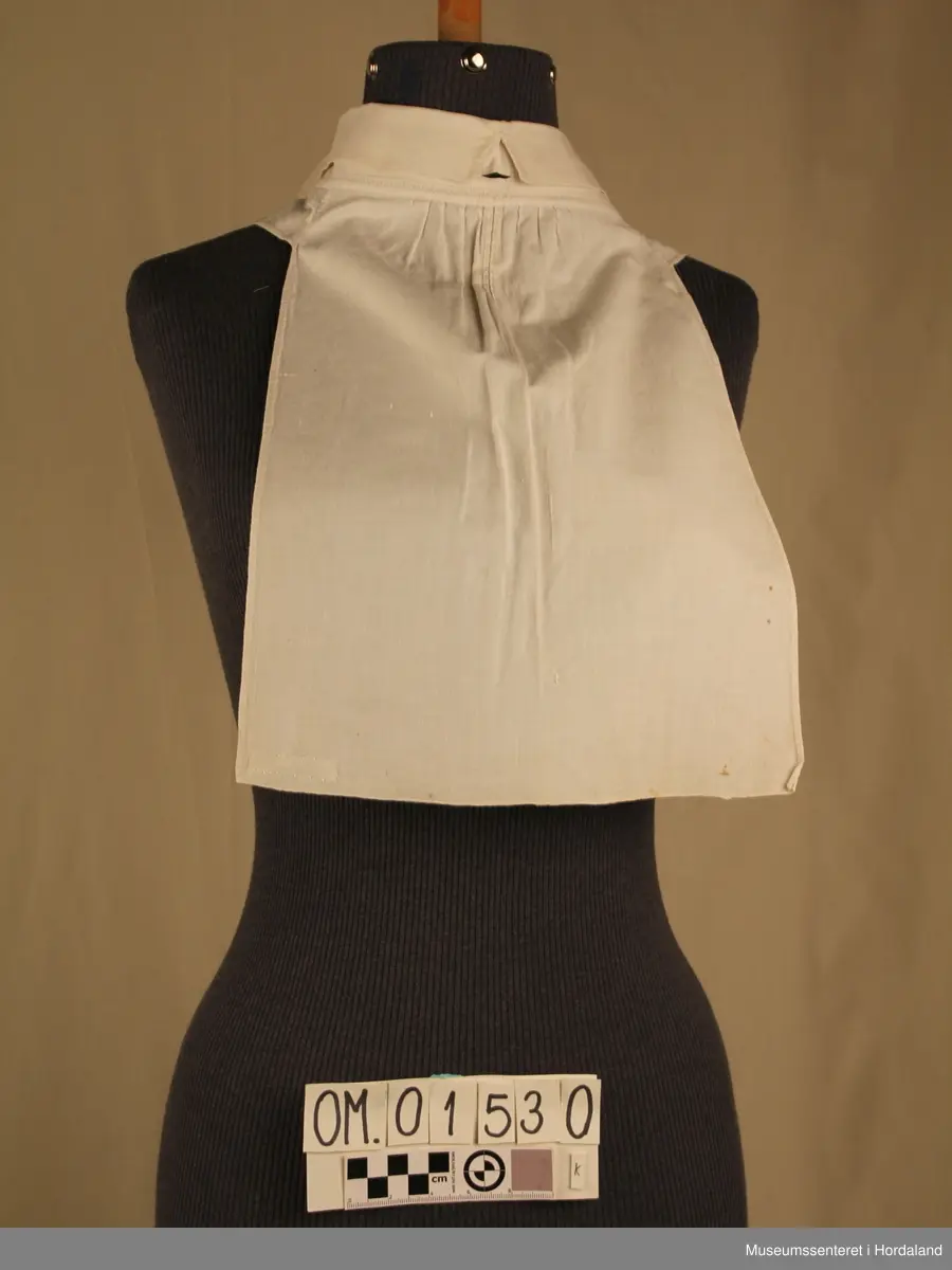 Tretten kvite halvskjorter i diverse utforming.