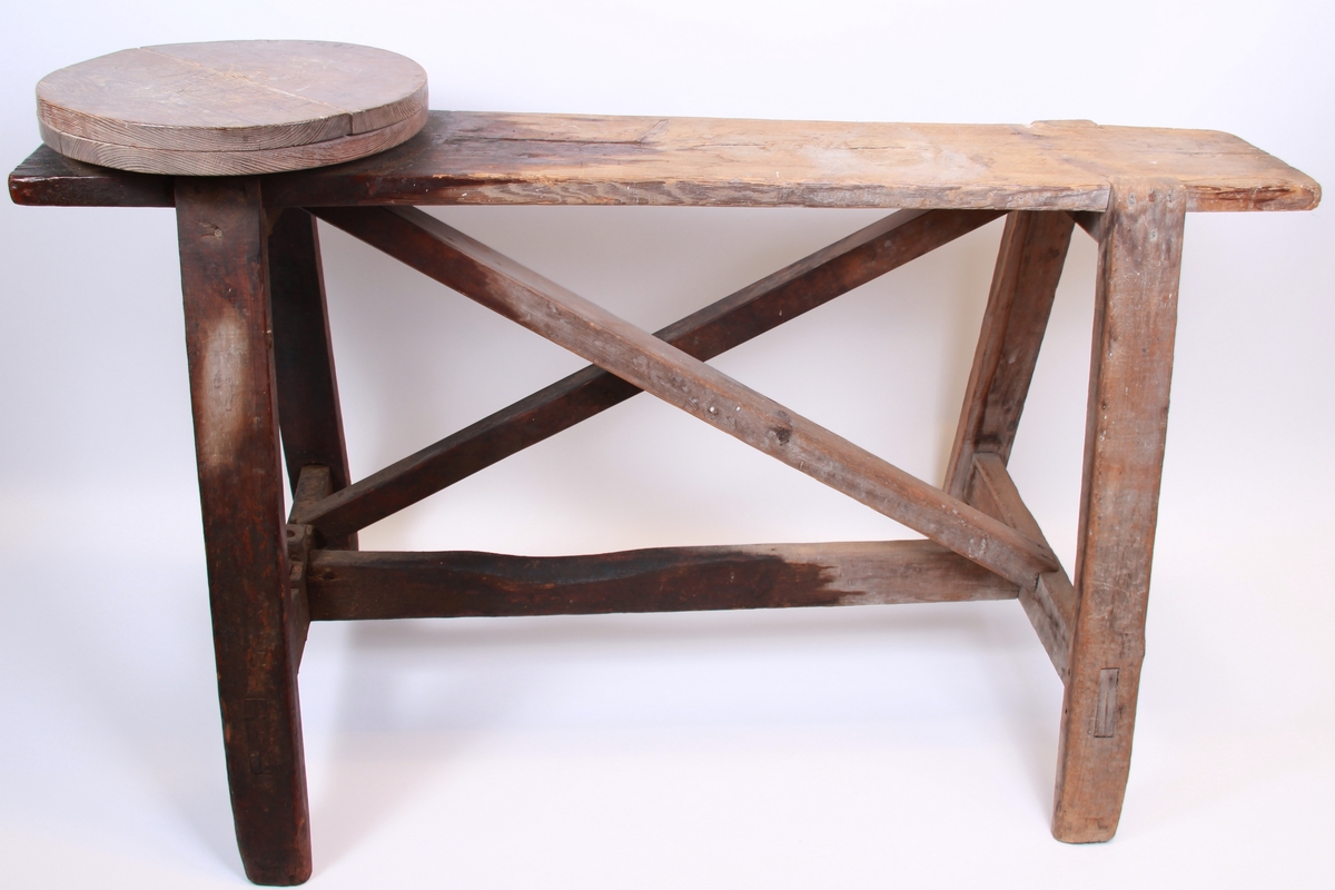 Istandsetjarbenk med krodeskive frå århundreskiftet (1900). Blei brukt til striping av fat.