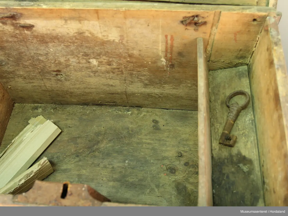 eit trekanta nøkkelholbeslag på front, to  %