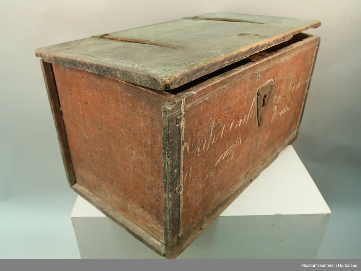 eit trekanta nøkkelholbeslag på front, to  %