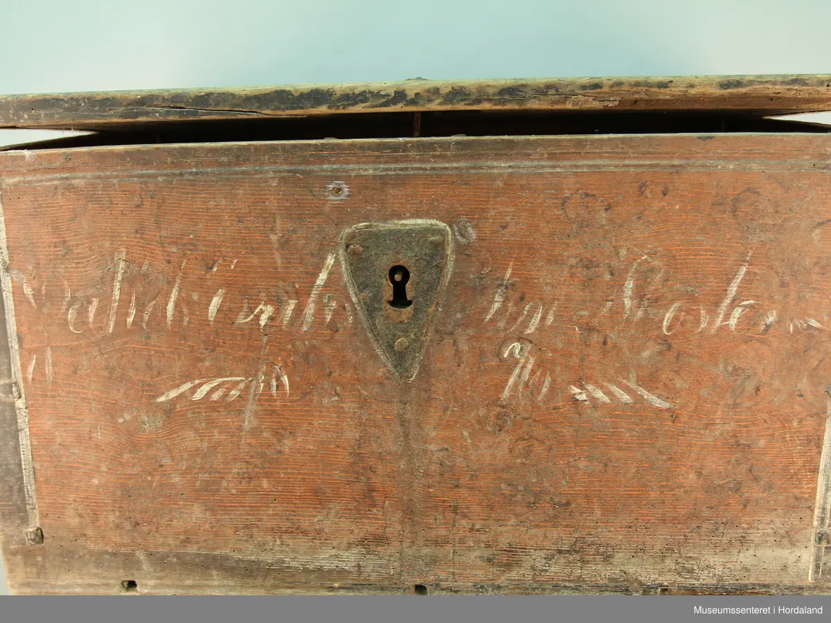 eit trekanta nøkkelholbeslag på front, to  %