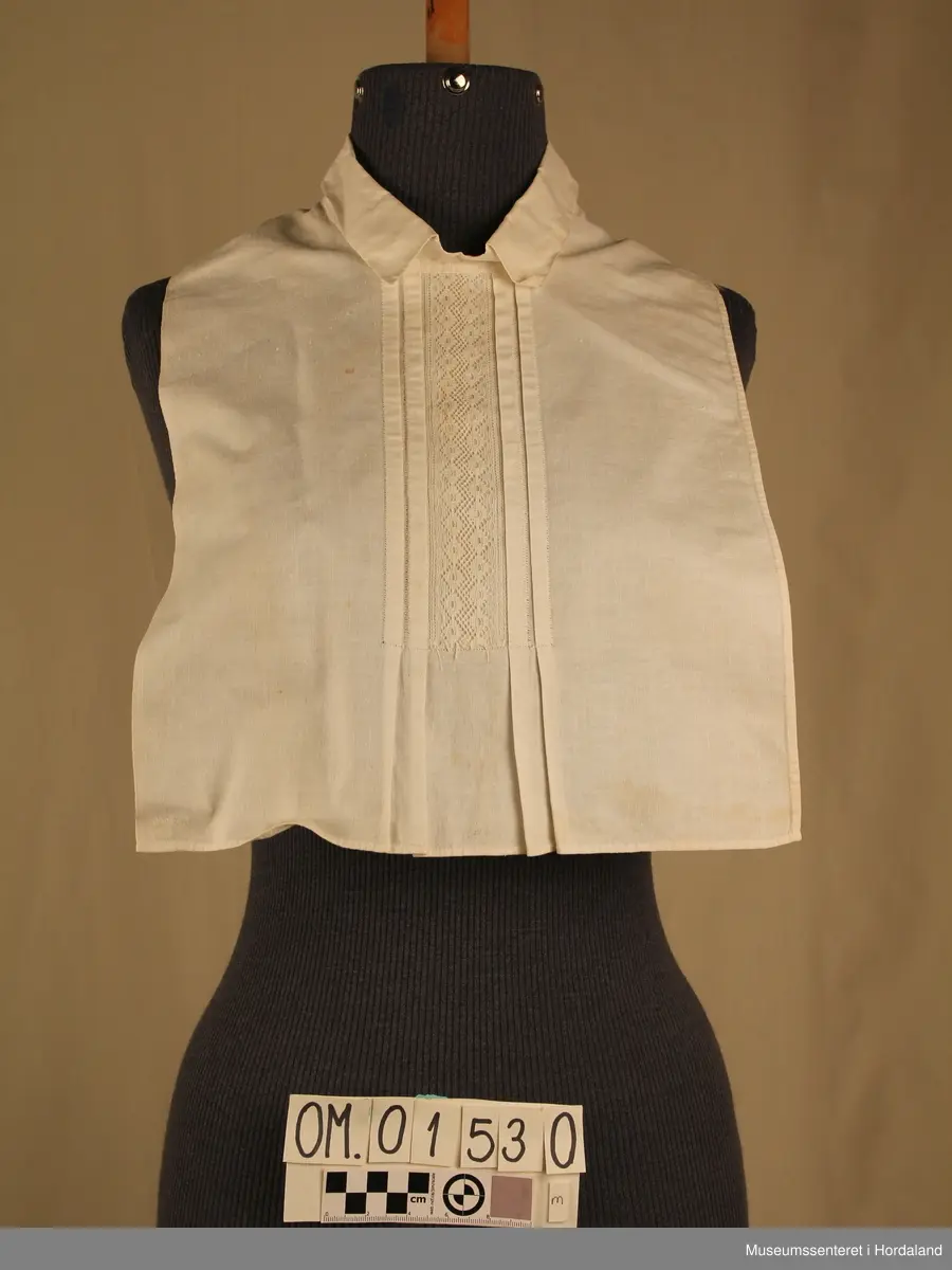 Tretten kvite halvskjorter i diverse utforming.