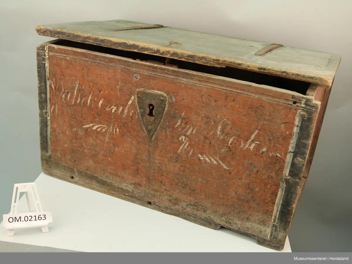 eit trekanta nøkkelholbeslag på front, to  %