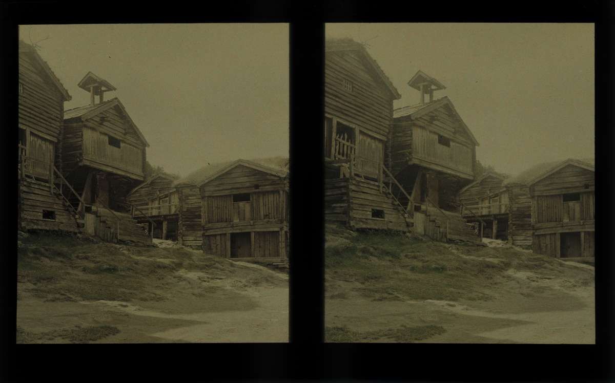 Flere uthus på tunet, Røysheim gård. Tilhører Arkitekt Hans Grendahls samling av stereobilder.