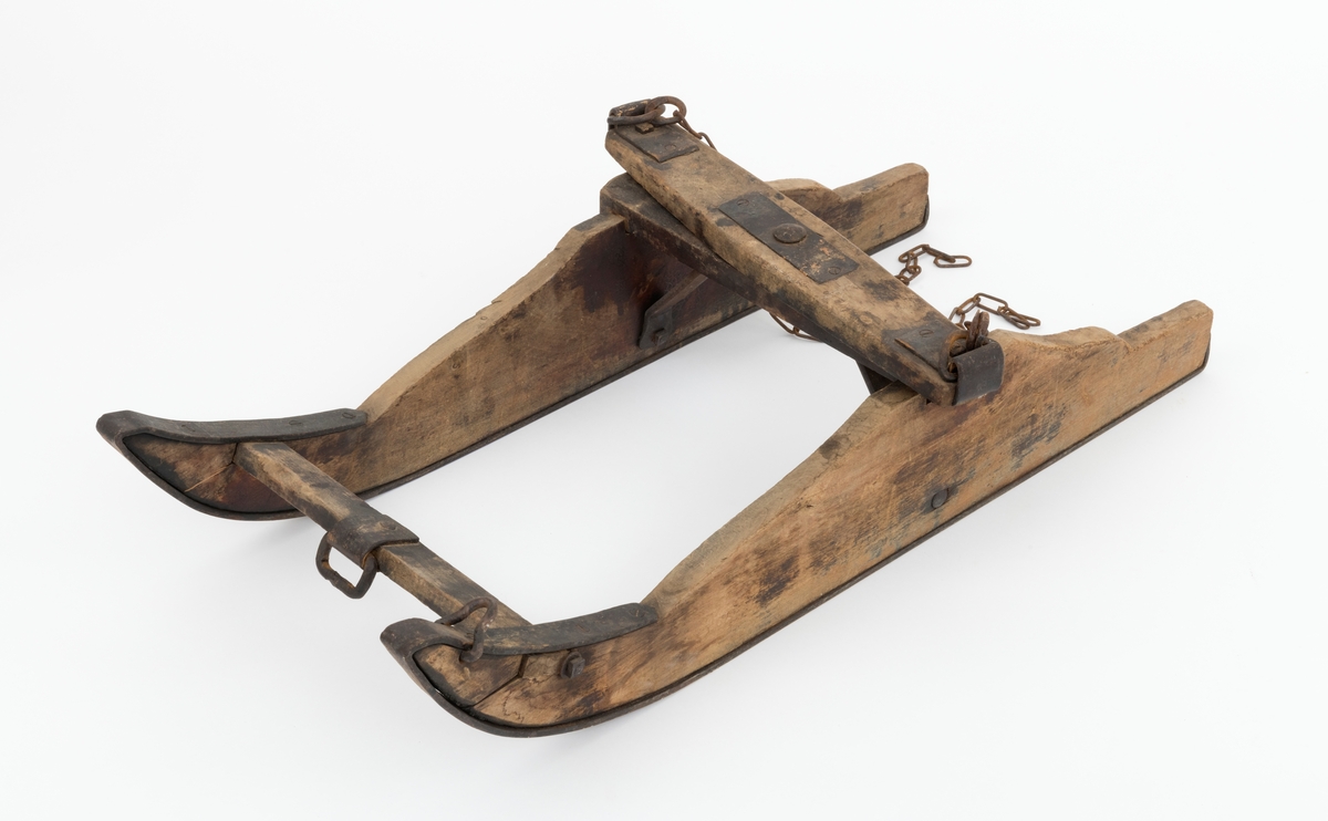 Gjenstanden, sleden, miniatyrsleden, er et komplekst objekt som består av fem deler: framslede (bukk), bakslede (geit), drag (skjæker) og to bjønner (benningsbjønner). Dette skjemaet omhandler bukken (framsleden). Objektet kan også betraktes som en modell av tømmerrustning, bukk og geit, i full størrelse. Det antas at sleden er trukket med håndmakt. Sledens størrelse og skjækenes utforming tilsier at den ikke er trukket ved hjelp av dyr. 

Snekkerarbeidet er gjort av Karsten Hammeren. Magne Flobergseter er smed og har gjort alt smiarbeidet. Den har blitt brukt til vedkjøring. Jan. 1990: Forlengelse av mellomtrosse på geita. Påsatt stramme- lenke og krok på ene bendingsbjørn.

Bukken er utstyrt med  jernskodde meier, svingbanke, benningsbjønn og lenker (kjettinger) til stramming av lasset.