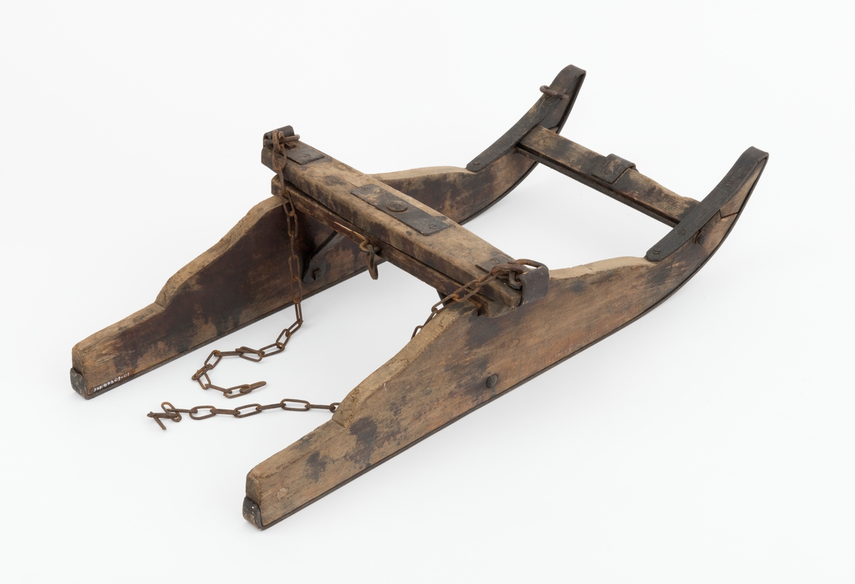 Gjenstanden, sleden, miniatyrsleden, er et komplekst objekt som består av fem deler: framslede (bukk), bakslede (geit), drag (skjæker) og to bjønner (benningsbjønner). Dette skjemaet omhandler bukken (framsleden). Objektet kan også betraktes som en modell av tømmerrustning, bukk og geit, i full størrelse. Det antas at sleden er trukket med håndmakt. Sledens størrelse og skjækenes utforming tilsier at den ikke er trukket ved hjelp av dyr. 

Snekkerarbeidet er gjort av Karsten Hammeren. Magne Flobergseter er smed og har gjort alt smiarbeidet. Den har blitt brukt til vedkjøring. Jan. 1990: Forlengelse av mellomtrosse på geita. Påsatt stramme- lenke og krok på ene bendingsbjørn.

Bukken er utstyrt med  jernskodde meier, svingbanke, benningsbjønn og lenker (kjettinger) til stramming av lasset.