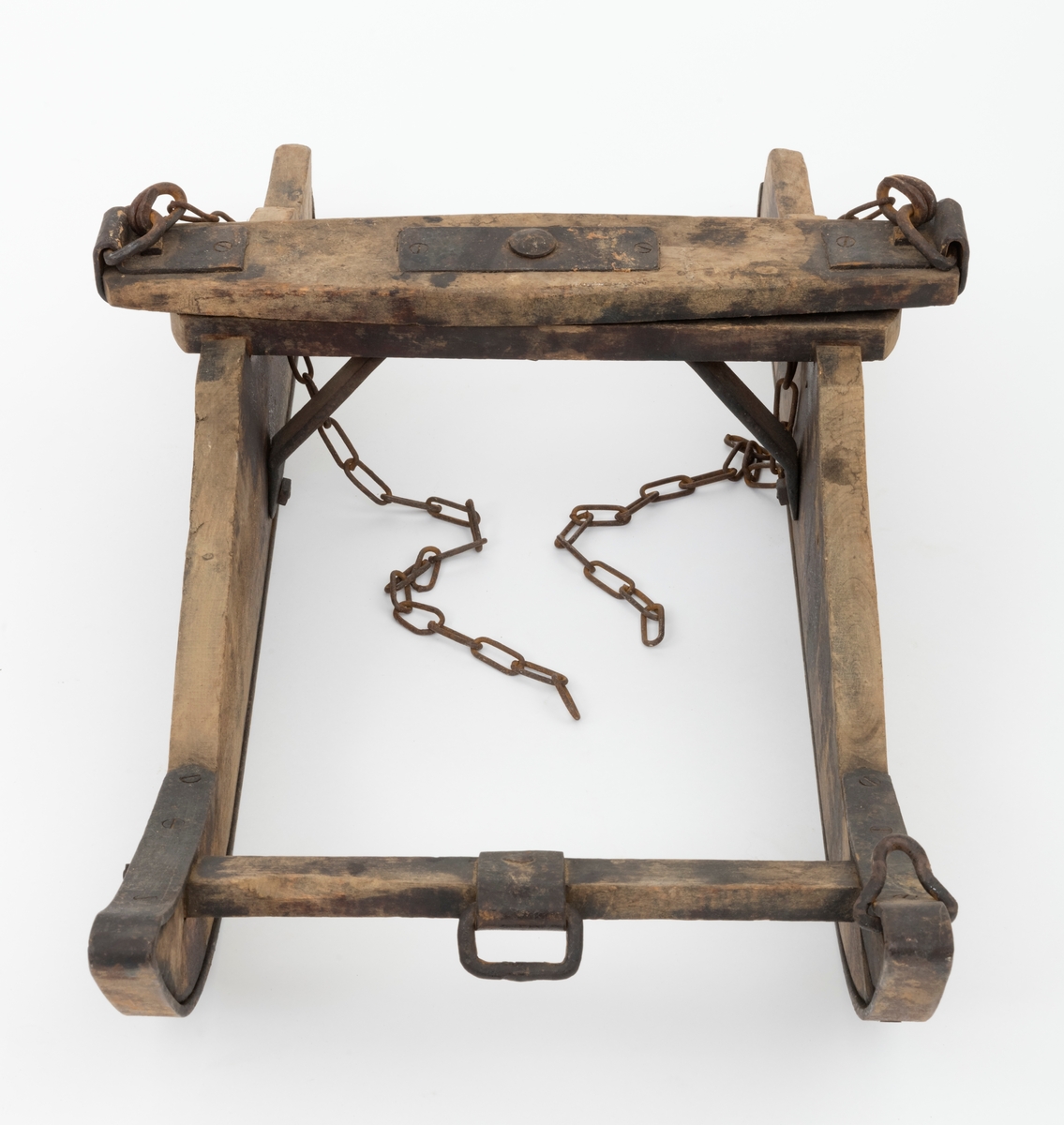 Gjenstanden, sleden, miniatyrsleden, er et komplekst objekt som består av fem deler: framslede (bukk), bakslede (geit), drag (skjæker) og to bjønner (benningsbjønner). Dette skjemaet omhandler bukken (framsleden). Objektet kan også betraktes som en modell av tømmerrustning, bukk og geit, i full størrelse. Det antas at sleden er trukket med håndmakt. Sledens størrelse og skjækenes utforming tilsier at den ikke er trukket ved hjelp av dyr. 

Snekkerarbeidet er gjort av Karsten Hammeren. Magne Flobergseter er smed og har gjort alt smiarbeidet. Den har blitt brukt til vedkjøring. Jan. 1990: Forlengelse av mellomtrosse på geita. Påsatt stramme- lenke og krok på ene bendingsbjørn.

Bukken er utstyrt med  jernskodde meier, svingbanke, benningsbjønn og lenker (kjettinger) til stramming av lasset.