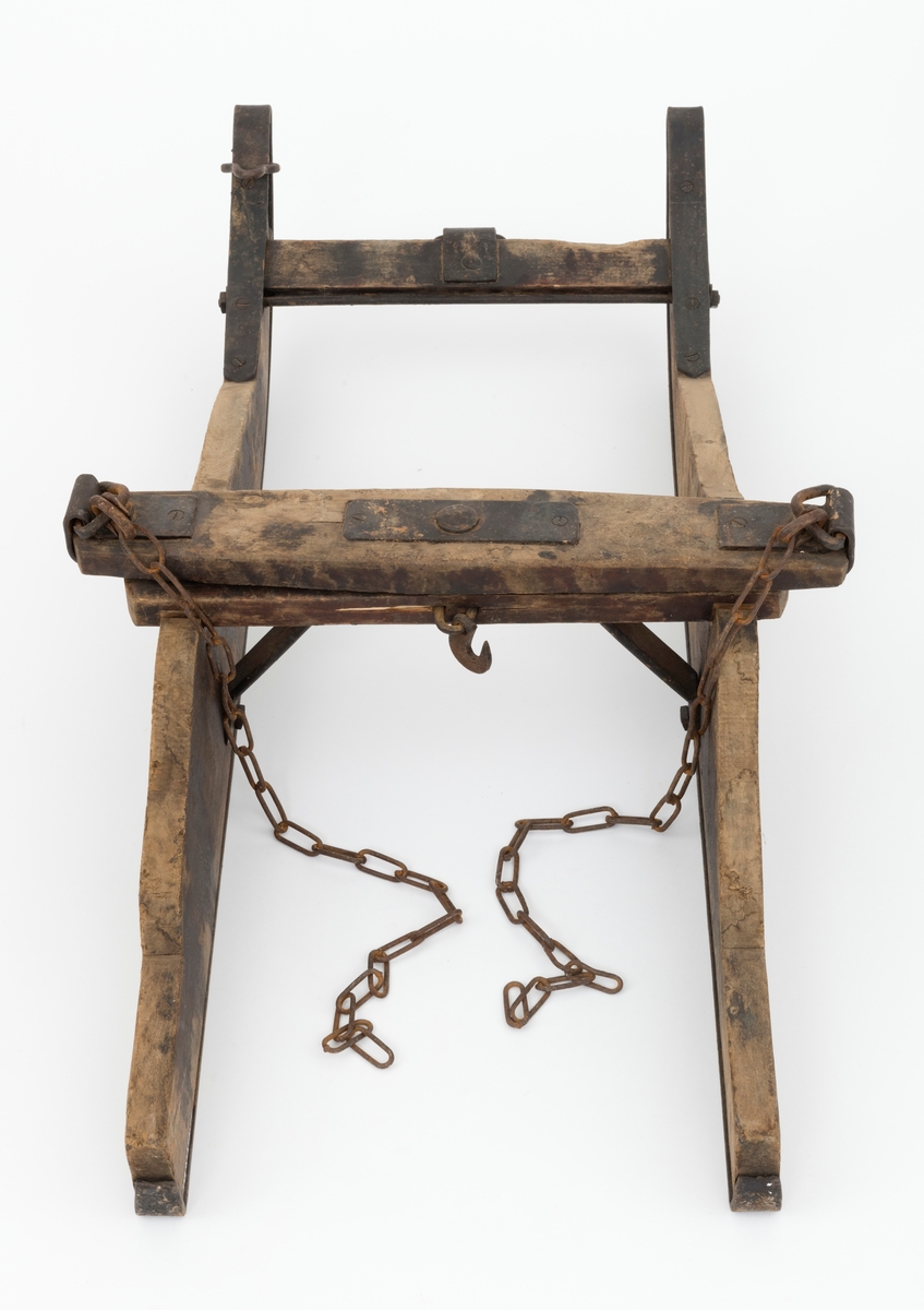 Gjenstanden, sleden, miniatyrsleden, er et komplekst objekt som består av fem deler: framslede (bukk), bakslede (geit), drag (skjæker) og to bjønner (benningsbjønner). Dette skjemaet omhandler bukken (framsleden). Objektet kan også betraktes som en modell av tømmerrustning, bukk og geit, i full størrelse. Det antas at sleden er trukket med håndmakt. Sledens størrelse og skjækenes utforming tilsier at den ikke er trukket ved hjelp av dyr. 

Snekkerarbeidet er gjort av Karsten Hammeren. Magne Flobergseter er smed og har gjort alt smiarbeidet. Den har blitt brukt til vedkjøring. Jan. 1990: Forlengelse av mellomtrosse på geita. Påsatt stramme- lenke og krok på ene bendingsbjørn.

Bukken er utstyrt med  jernskodde meier, svingbanke, benningsbjønn og lenker (kjettinger) til stramming av lasset.