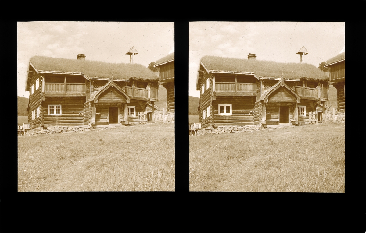 Laftet stue ved Bjølstad gård. Tilhører Arkitekt Hans Grendahls samling av stereobilder.