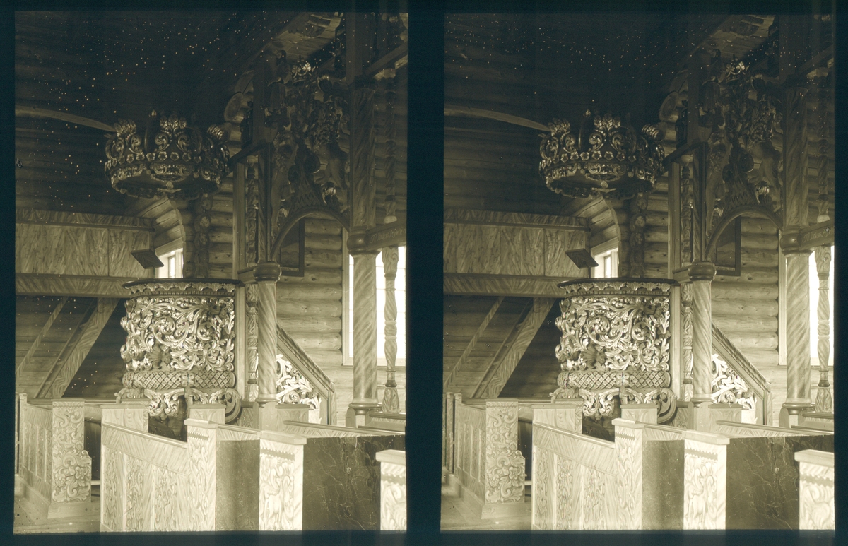 Interiør, Kvikne kirke. Korbue og prekestol, dekorert med akantusblader. Tilhører Arkitekt Hans Grendahls samling av stereobilder.