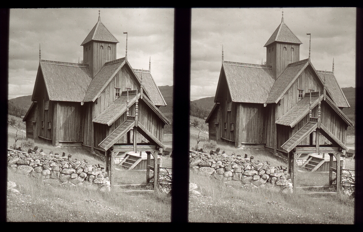 Uvdal stavkirke, korskirke i stavverk. Tilhører Arkitekt Hans Grendahls samling av stereobilder.