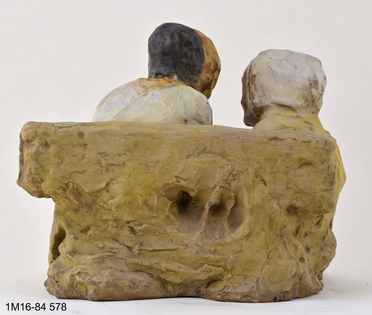 Skulptur. Titel: "Efter messan", patinerad i flera färger, osignerad.