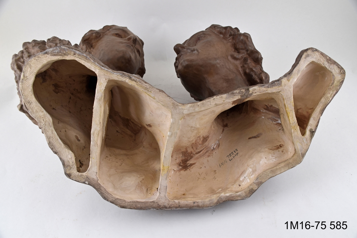 Skulptur. Titel: En fråga.