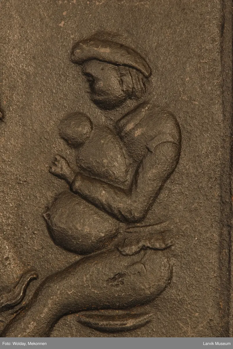 dansende bønder til høyre spillemann med sekkepipe sittende i profil mot venstre på lav krakk til venstre vassele og to trebøtter.